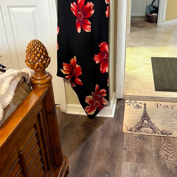 A black crepe hi/Lo dress with maroon magnolias and cut in shoulder. A beauty 🌺 - Picture 8 of 15